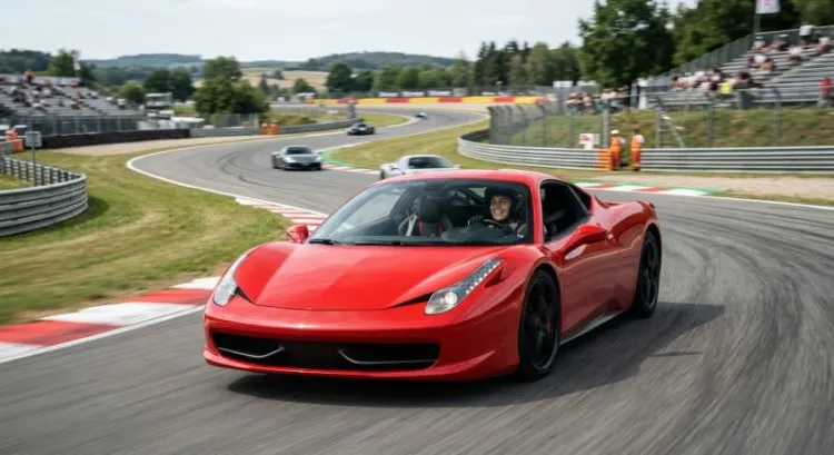 Expérience pilotage voiture en cadeau : supercar ou rallye en 2026