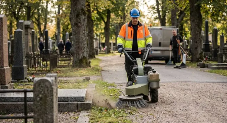 Désherbage sans herbicide des allées de cimetière : quel matériel ?